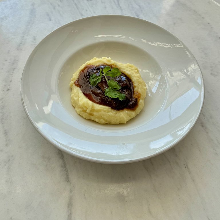 Л Томленые щечки с пюре